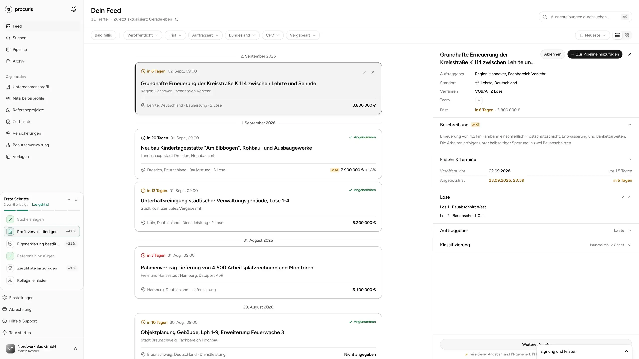 Der procuris Feed: Ausschreibungen mit KI-Zusammenfassung, geschätztem Auftragswert und Frist, rechts die Detailansicht einer Vergabe.